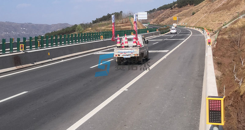 云南昭通高速公路霧天行車安全誘導(dǎo)裝置項目圖片