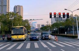 交通信號燈路口等紅燈時車可以上下人嗎？