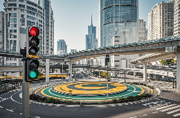 十字路口：紅綠燈還是大轉(zhuǎn)盤？核心因素定乾坤